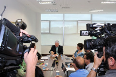 O chefe da Casa Civil, Valdir Rossoni, e a secretária de Estado da Educação, professora Ana Seres, e o procurador-geral do Estado, Paulo Rosso, receberam a direção do sindicato dos professores para uma reunião no Palácio Iguaçu, no final da tarde desta quarta-feira (08).