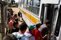 A secretária de Estado da Educação, professora Ana Seres, recebeu nesta sexta-feira (10) um ofício da Associação dos Municípios do Paraná (AMP) informando que, considerando a situação financeira deficitária das prefeituras, os municípios não terão condições de garantir o transporte de estudantes da rede estadual em períodos extraordinários, como no caso da reposição de aulas fora do calendário do ano letivo