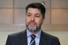 Por lei, o professor tem o direito de passar pelo menos um terço do tempo em atividades extra-classe para preparar as aulas e fazer correções de trabalhos