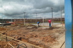 Presos do regime semiaberto da Penitenciária Estadual de Ponta Grossa (PEPG), nos Campos Gerais, participam pela primeira vez do projeto Mãos Amigas. Na ação, que iniciou há um mês, os detentos desenvolvem trabalhos de reparo no Colégio Estadual Frei Doroteu de Pádua, que incluem auxílio na construção e alvenaria de salas de aula.