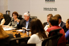 O Governo do Estado fez um novo apelo ao sindicato dos professores para que não haja greve na rede pública, conforme já foi anunciado pelos trabalhadores da educação. O pedido foi feito durante reunião na tarde desta segunda-feira (13), no Palácio Iguaçu, entre o chefe da Casa Civil, Valdir Rossoni, a secretária da Educação, Ana Seres, os 32 chefes dos Núcleos Regionais da Educação e dirigentes sindicais.