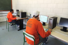 Mais de 200 detentos do sistema prisional paranaense participaram da quarta etapa dos exames online ofertados para alunos da Educação de Jovens e Adultos (EJA), na última sexta-feira (10). As provas foram aplicadas em Curitiba e Região Metropolitana, Ponta Grossa, Maringá, Londrina e Foz do Iguaçu. Os inscritos realizaram provas de Língua Estrangeira Moderna – Inglês ou Espanhol, Matemática, Educação Física, Arte e História.