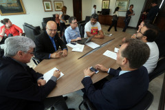 O chefe da Casa Civil Valdir Rossoni confirmou que o Governo do Estado vai descontar os dias parados dos servidores públicos que mantiverem a greve iniciada nesta quarta-feira (15). Rossoni salientou que pode ser negociado o abono da falta do dia 15, desde que as categorias retomem imediatamente as atividades normais.

A medida foi comunicada durante reunião com dirigentes do sindicato que representa os professores, no Palácio Iguaçu.