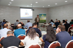 Diretores e coordenadores das unidades produtivas das 19 fazendas-escola da rede estadual de ensino participam nesta quarta-feira (22) e quinta-feira (23), em Curitiba, de oficinas de capacitação para implantação das cooperativas-escolas nas unidades educativas. A formação é resultado da parceria entre o Governo do Estado e o Sistema Ocepar, que proporcionará aos estudantes a oportunidade de vivenciar na prática as ações do mundo cooperativo.