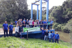 Empregados da Sanepar fizeram o plantio de mudas nativas na Estação de Captação de Água, à beira do Rio das Pedras, manancial de abastecimento da cidade. À noite, será lançada a nova edição do projeto Sustentabilidade: da Escola ao Rio, com alunos do 2.º ano do curso técnico em meio ambiente do Colégio Estadual Francisco Carneiro Martins.