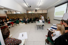 Mais de 600 técnicos disciplinares e coordenadores pedagógicos dos 32 Núcleos Regionais de Educação (NREs) participam nesta semana, em Curitiba, da elaboração de propostas que serão trabalhadas nas oficinas de formação continuada que o Governo do Paraná ofertará aos profissionais que atuam nas escolas da rede estadual.

As oficinas começam na segunda quinzena de maio.