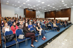 Diretores, professores e pedagogos das 110 escolas pertencentes ao Núcleo Regional de Educação (NRE) da Área Metropolitana Norte e coordenadores pedagógicos municipais da Região Metropolitana de Curitiba, participaram nesta quinta-feira (30), em Curitiba, do 1° Encontro Regional de Gestão Escolar. A formação teve como objetivo promover a reflexão dos processos avaliativos e foi ministrada por pesquisadores e especialistas da área.