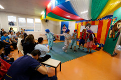 Mágicos, bailarinas, palhaços, malabaristas e rappers autistas trouxeram a alegria do circo para marcar o Dia Mundial da Conscientização do Autismo, que acontece no próximo domingo – 2 de abril. O espetáculo, apresentado para colegas, professores e funcionários da Escola Estadual de Educação Especial Lucy Requião Mello e Silva, em Curitiba, nessa sexta-feira (31), mostra possibilidades de trabalho com esses alunos.