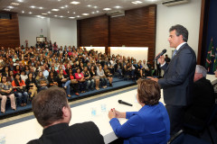 O governador Beto Richa participou nesta segunda-feira (3), em Curitiba, da aula inaugural do curso de formação continuada do Programa Gestão em Foco, voltado a diretores de escolas estaduais do Estado. Durante o evento, Richa destacou os avanços da educação do Paraná nos últimos anos.