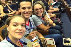 Em Maripá, os alunos Maria Fernanda Baumann, Matheus Thim, e Gabriel Eduardo da Silva, com orientação da diretora Adriana Cristina Marquioro Baumann, exibiram o projeto Fita reagente para detectar resíduos de agrotóxicos em hortaliças