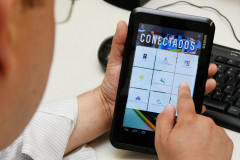 O Governo do Estado vai ampliar o parque tecnológico das escolas da rede estadual de ensino. A ação será feita por meio de cursos de formação continuada voltados para Tecnologias Digitais de Informação e Comunicação (TDIC) pelo programa Conectados 2.0 desenvolvido pela Secretaria de Estado da Educação. A formação vai atender mil escolas estaduais, sendo 500 ainda neste ano e a outra metade em 2018.