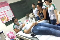 Os postos de saúde e hospitais de Paranavaí, Noroeste do Paraná, ganharam aliados no atendimento à comunidade. Cerca de 250 estudantes dos cursos técnicos em enfermagem e saúde bucal do Colégio Estadual Bento Munhoz da Rocha efetuam todo o preparo dos pacientes antes da consulta médica: medem a pressão e verificam a temperatura, por exemplo.