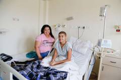 O Governo do Paraná mais que dobrou o número de instituições conveniadas que ofertam o atendimento escolar a alunos hospitalizados. Em 2010, eram oito instituições que ofereciam o serviço. Agora, são 19 que mantêm parceria com a Secretaria de Estado da Educação em diferentes regiões do Paraná.<br />
<br />
O atendimento é feito por professores e pedagogos da rede estadual de ensino pelo programa Serviço de Atendimento à Rede de Escolarização Hospitalar (Sareh).