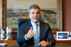 O governador Beto Richa anunciou nesta quarta-feira (12/04) o pagamento de residuais de promoções e progressões para servidores que adquiram o direito ao benefício antes de dezembro de 2016