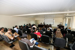 Representantes das Secretarias de Estado da Educação, da Saúde, da Juventude, Polícias Civil e Militar, Ordem dos Advogados do Brasil no Paraná, Celepar, Ministério Público e Conselho Tutelar se reuniram na tarde desta quinta-feira (20), no auditório da Secretaria de Estado da Educação, para dar continuidade aos trabalhos de prevenção e orientação à população em relação a jogos virtuais prejudiciais