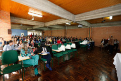 Cerca de 130 técnicos pedagógicos e secretários escolares dos 32 Núcleos Regionais de Educação participam, em Curitiba, do 1º Encontro Estadual do Censo Escolar da Educação Básica do Paraná, promovido pela Secretaria de Estado da Educação. Os profissionais vão trabalhar durante três dias questões relacionadas à metodologia e cronograma da coleta dos dados sobre o ensino no Estado.