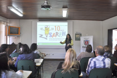 O serviço de atendimento escolar a estudantes hospitalizados no Paraná completou dez anos nesta quinta-feira (25). A oferta é feita pelo Governo do Paraná, por meio da Secretaria de Estado da Educação, em parceria com instituições hospitalares conveniadas. O atendimento também é realizado nas residências dos estudantes após período de internamento, até que o aluno possa retornar à rotina escolar.