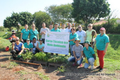 Plantio de mudas de árvores nativas à margem do rio Alambari, atividade do curso técnico em Meio Ambiente.