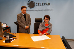 A Secretaria da Educação recebeu mais de cinco mil lâmpadas fluorescentes tubulares e cerca de quatro mil reatores da Companhia de Tecnologia da Informação e Comunicação do Paraná (Celepar). A doação foi possível em função da implantação do projeto de eficiência energética que substituiu quase seis mil lâmpadas fluorescentes por lâmpadas Led nas áreas interna e externa da Celepar.