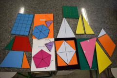 Os estudantes dos primeiros anos do ensino médio do Colégio São Paulo Apóstolo, em Curitiba, tiveram uma experiência diferente neste mês de junho durante as aulas de Matemática. Eles foram desafiados a produzir um material que pudesse auxiliar alunos com deficiência visual a aprender a disciplina. O objetivo da prática foi incentivar a realização de trabalhos sociais e vivenciar experiências de pessoas com deficiência visual.