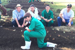 Um projeto desenvolvido em parceria pela Emater, Fundepar e secretarias de Estado da Agricultura e da Educação, com o apoio da Prefeitura de Curitiba, vai garantir a instalação de hortas escolares em 23 em colégios estudais de Curitiba e três de Colombo, no segundo semestre. A capacitação técnica de pedagogos, professores e diretores que vão fazer esse trabalho com os alunos acontece na sexta-feira (30), na Capital.