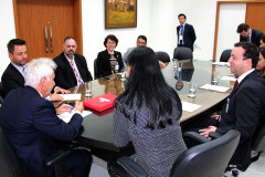 No intuito de articular ações conjuntas que promovam o bem estar social, a Secretaria da Justiça, Trabalho e Direitos Humanos em parceria com o Tribunal de Justiça do Paraná; Instituto de Identificação do Paraná; Associação Paranaense de Oftalmologia; Conselho Brasileiro de Oftalmologia; Secretaria da Educação e a de Segurança Pública assinaram, nesta segunda-feira (26), um protocolo de intenções que firma a implementação do projeto pioneiro para exames oftalmológicos.