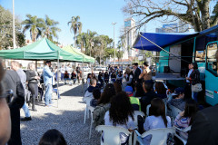 Estudantes, professores, pedagogos, pais e trabalhadores que passavam pela Praça Rui Barbosa, na região central de Curitiba, na tarde desta terça-feira (27), participaram de uma roda de conversa sobre o consumo de drogas.
