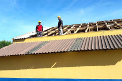 No município de Itaperuçu, na Região Metropolitana de Curitiba, a troca do telhado e de todas as portas está em fase de conclusão no Colégio Estadual Vereador Luiz Maltaca. Também serão feitas a reforma dos banheiros dos professores e a substituição da rede elétrica. “É gratificante porque com estas melhorias e salas de aula mais confortáveis poderemos atender melhor os professores e os nossos 620 alunos” ressaltou a diretora-auxiliar Loren Kátia Pereira Lacerda.