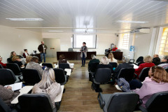 O Departamento de Educação Básica da Secretaria de Estado da Educação reuniu nesta terça-feira (04), em Curitiba, técnicos de diversas áreas (pedagógico, diversidade, orçamento, censo, alimentação escolar, transporte) para debater a Lei 13