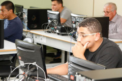 As inscrições para os Exames da Educação de Jovens e Adultos (EJA) Online 2017 começam nesta segunda-feira (10). As provas são uma oportunidade totalmente gratuita para pessoas que não tiveram acesso à educação básica na idade própria e agora desejam concluir o Ensino Fundamental ou o Ensino Médio.