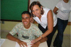 Deficiente visual utilizando o livro em braille produzido pelos internos