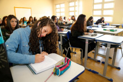 O dia começou movimentado nas 2,1 mil escolas da rede pública estadual. Depois de uma semana e meia de recesso, as aulas recomeçaram nesta quarta-feira (26) para mais de um milhão de estudantes. No Colégio Estadual Rio Branco, no bairro Batel, em Curitiba, o clima era de empolgação entre os alunos do ensino médio. 