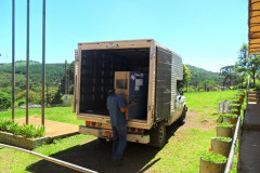 APMF recebe doação de computadores de Consulado Polonês