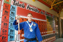 Os estudantes João Gabriel Darmieli Araújo (foto), 17 anos, e José Ubirajara Paraná Junior, 15 anos, conquistaram o primeiro e segundo lugar, respectivamente, na 1° edição do Combat Games, mundial de arte marcial escolar realizado na cidade de Agra, Índia, em julho deste ano. Os paranaenses fizeram parte da delegação brasileira com outros 14 atletas de todo o país.