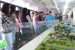 Cerca de 2,5 mil alunos de escolas municipais e estaduais de Toledo (região Oeste) visitaram o ônibus EcoExpresso da Sanepar entre o final de julho e primeira semana de agosto. Os alunos de nove escolas conheceram a maquete que mostra o ciclo da água e a importância do saneamento básico.