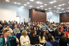 Os funcionários que atuam nos departamentos administrativos da Secretaria de Estado da Educação, em Curitiba, iniciaram nesta segunda-feira (14) uma série de cursos de formação continuada voltados para relação interpessoal e trabalho colaborativo. A formação encerra na sexta-feira (18) e terá duração de 16 horas que serão somadas no plano de carreira dos participantes.