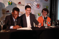 A secretária da educação, professora Ana Seres, participou na sexta-feira (18) da cerimônia de assinatura do termo de cooperação entre a prefeitura de Curitiba com o ex-jogador de futebol, Edson Arantes do Nascimento, Pelé, para implantação na capital do Programa Esportivo Lúdico Educacional (P.E.L.E).