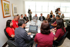 O chefe da Casa Civil, Valdir Rossoni; o secretário da Administração e Previdência, Fernando Ghignone, e o diretor-geral da Secretaria da Educação, Edmundo da Veiga, receberam nesta quarta-feira (30), no Palácio Iguaçu, representantes do sindicato dos professores, que realizaram um dia de paralisação.