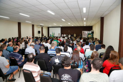 Profissionais de 36 escolas estaduais que ofertam os cursos técnicos de Edificações, Química, Eletroeletrônica, Eletrônica, Mecânica, Eletrotécnica e Mecatrônica iniciaram nesta segunda-feira (11), em Curitiba, o simpósio A excelência na educação profissional. O curso encerra na quarta-feira (13).