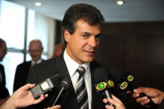 Investimentos feitos pelo governo em segurança pública foram o destaque do balanço apresentado pelo governador Beto Richa em uma série de entrevistas para emissoras de rádio e televisão na semana passada. Ele reafirmou que, ao lado da segurança, a educação é prioridade do governo.