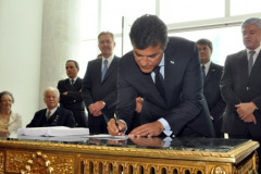 Governador retomou atividades administravas na sede oficial do Governo do Estado nesta quarta-feira e disse que primeiro ato simboliza prioridade que atual gestão dá à educação. Em uma solenidade simples, reabertura do prédio foi marcada pela abertura de exposição de objetos e imagens históricas do Palácio.