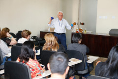 Servidores da Secretaria de Estado da Educação participaram nesta quarta-feira (11), em Curitiba, do curso de formação em educação ambiental ofertado pela pasta em parceria com a Companhia de Saneamento do Paraná (Sanepar). Cerca de 40 servidores aprenderam sobre a importância a as técnicas da coleta seletiva do óleo de cozinha.