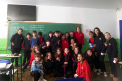 Graças a seus planos de aula, a professora de Matemática da rede estadual Emanuelle Martins foi selecionada pela Revista Nova Escola, junto com colegas do Paraná e do Brasil, para participar de um evento de formação em novembro, em Minas Gerais. O reconhecimento está relacionado ao trabalho que ela promove com os alunos em sala de aula no Colégio Frederico Guilherme Giese, município de Piên, na região Sudeste do Estado.