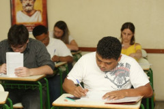 Jovens, adultos e idosos que têm interesse em concluir estudos podem procurar um Centro de Educação Básica.