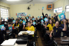 A Copel Telecom lançou nesta terça-feira (17) um projeto de responsabilidade social chamado Internet Sem Bullying. A Escola Estadual Angelo Trevisan, no bairro de Santa Felicidade, em Curitiba, é a primeira a receber o projeto. Outras 10 escolas em Curitiba, Araucária, Maringá, Ponta Grossa e Foz do Iguaçu vão receber as palestras até o final do ano.