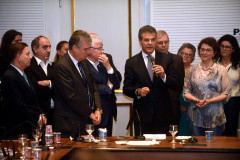 O governador Beto Richa liberou o pagamento de R$ 550 milhões para mais de 33 mil professores da rede estadual. A medida põe fim a uma ação ajuizada há 28 anos por profissionais contratados pelo regime CLT, entre os anos de 1989 e 1992, que se refere às diferenças salariais em relação ao piso do magistério estadual.