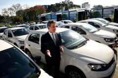 O governador Beto Richa entregou nesta quarta-feira (18), no Palácio Iguaçu, em Curitiba, 32 novos veículos para os Núcleos Regionais de Educação. Os veículos vão reforçar frota utilizada no trabalho realizado nas 2.100 escolas estaduais do Paraná. Além disso, Richa repassou outros cinco ônibus para a Sanepar, que serão usados em ações de educação ambiental, em diversos municípios do Estado.