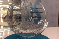 O Núcleo Regional de Educação de Cascavel recebeu, na noite desta terça-feira (17), em Curitiba, o primeiro lugar no Prêmio SESI ODS 2017 – categoria Poder Púbico pelo projeto Escolas Mais Humanizadas, iniciado em julho de 2014.

A premiação, criada pelo Serviço Social da Indústria (SESI) Paraná, busca reconhecer boas práticas para o alcance dos Objetivos de Desenvolvimento Sustentável (ODS) tanto de instituições públicas quanto privadas e terceiro setor.