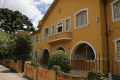Flávio Arns e equipe do Núcleo Regional de Curitiba promovem diálogo com comunidade escolar para realização de melhorias nas escolas. Foto da fachada do Colégio Estadual Elias Abrahão.