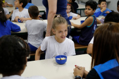 Os 46 estudantes surdos da educação infantil e das séries iniciais da Escola Estadual Guilherme Eduardo Jacobucci, no bairro Tarumã, em Curitiba, recebem atendimento especializado, em tempo integral, com metodologias específicas para a alfabetização em Linguagem Brasileira de Sinal (Libras), português escrita, treinamento auditivo e leitura labial.